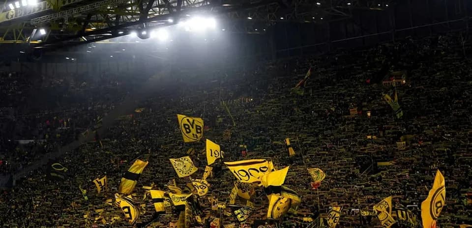 Aficionados de Borussia Dortmund con banderas en estadio