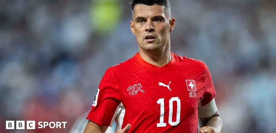 Jugador suizo en camiseta roja durante partido