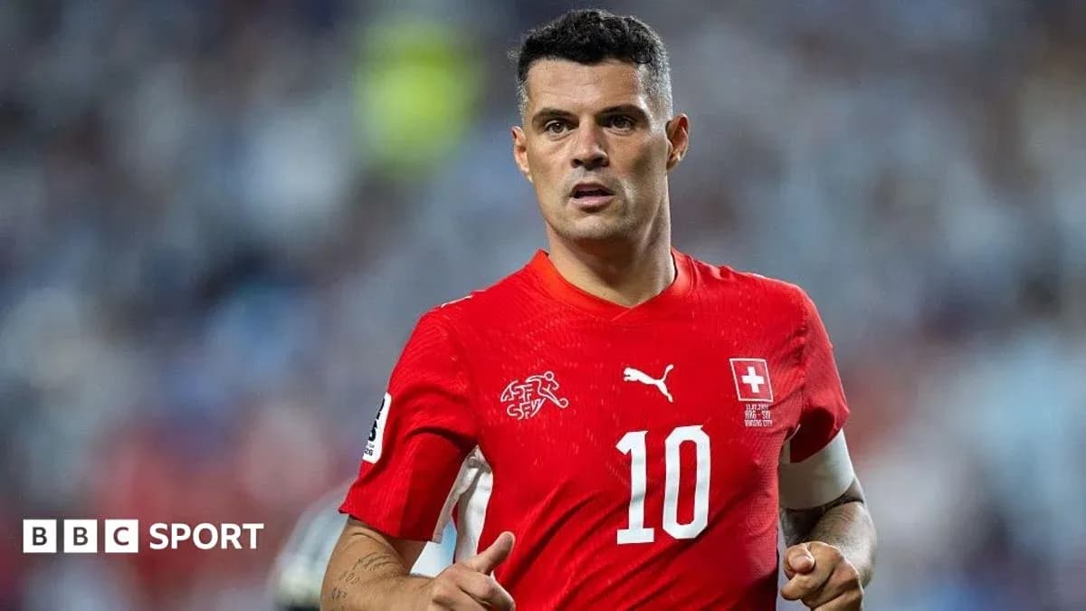 Jugador suizo en camiseta roja durante partido
