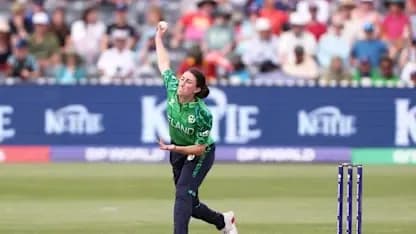 Jugadora de Irlanda lanzando la pelota en un partido