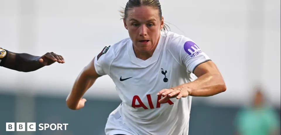 Jugadora del Tottenham corriendo con balón en el campo
