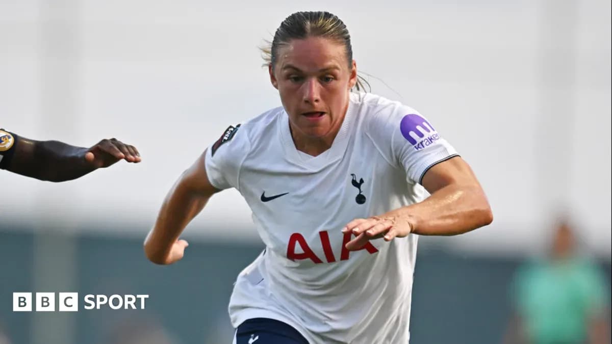 Jugadora del Tottenham corriendo con balón en el campo