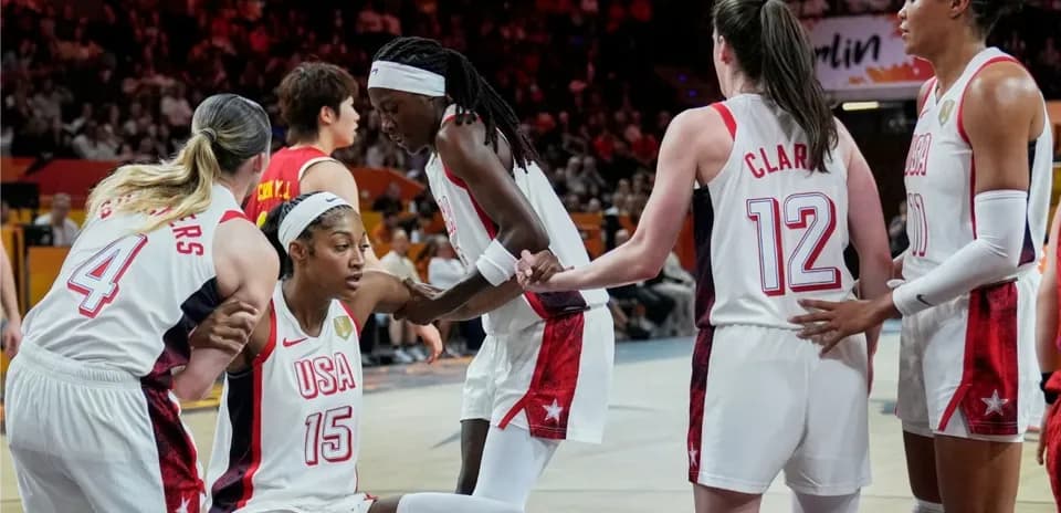 Jugadoras de baloncesto de USA apoyando a compañera