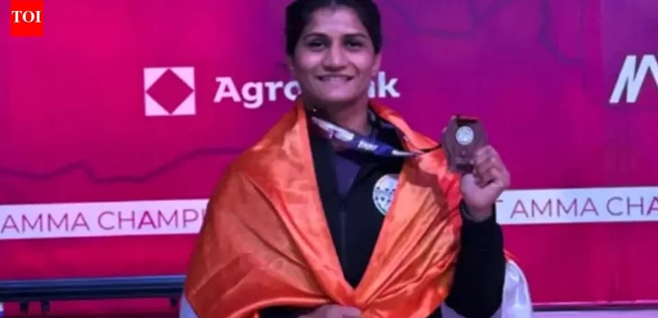 Atleta con medalla en campeonato, envuelta en bandera