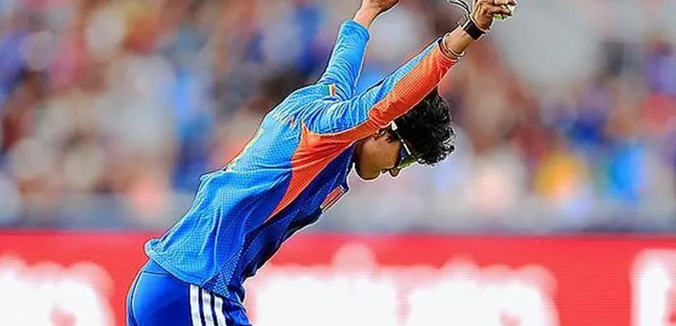 Jugador celebrando tras una gran jugada en cricket