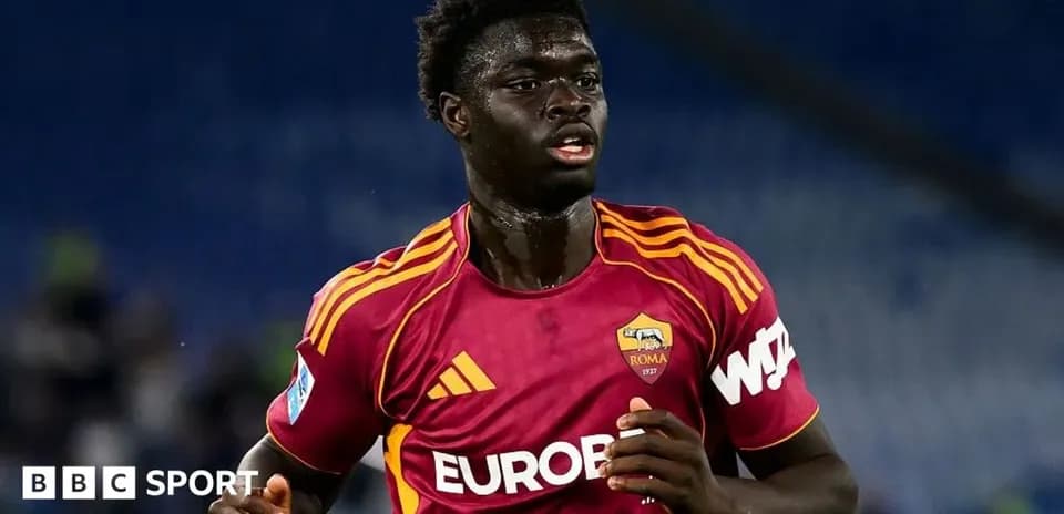 Jugador de la Roma corriendo en el campo de juego