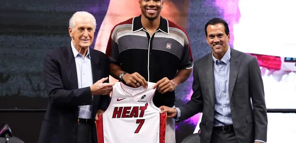 Presentación de jugador con camiseta del Miami Heat