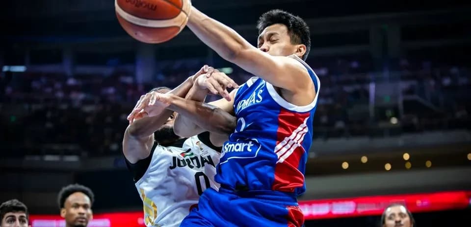 Jugador en acción con balón en partido de baloncesto
