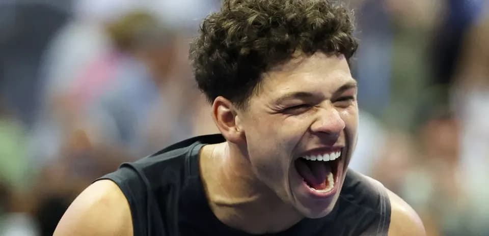 Jugador celebrando en torneo de tenis