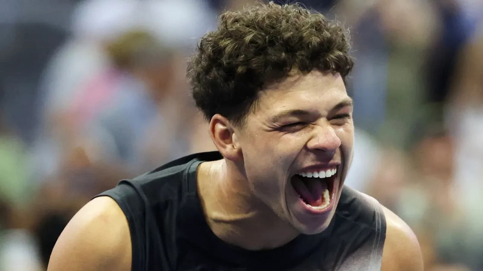 Jugador celebrando en torneo de tenis