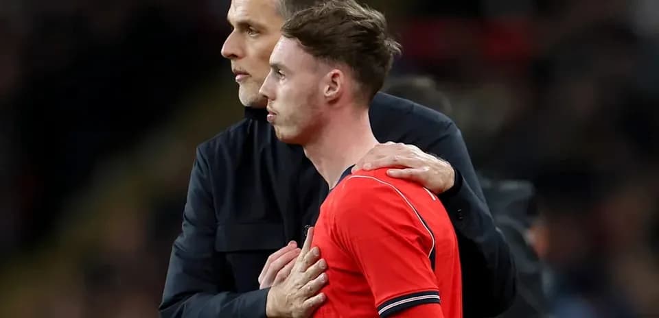 Entrenador hablando con jugador durante el partido