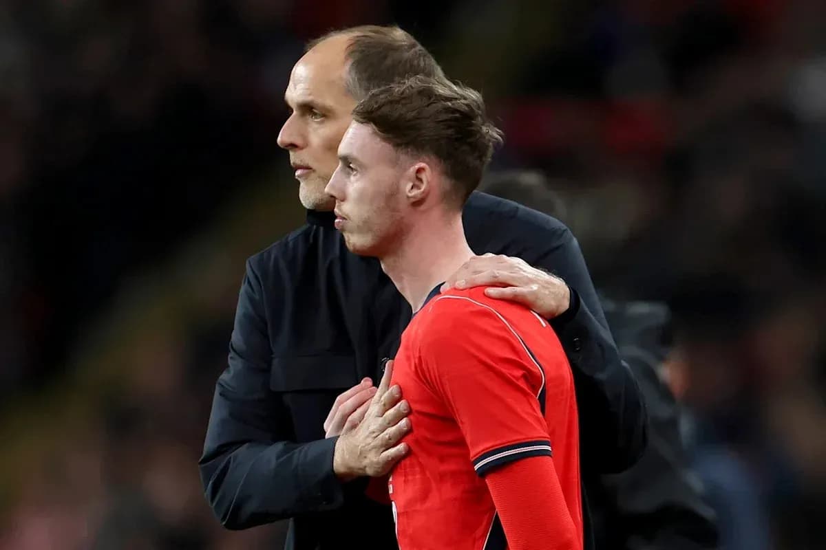 Entrenador hablando con jugador durante el partido