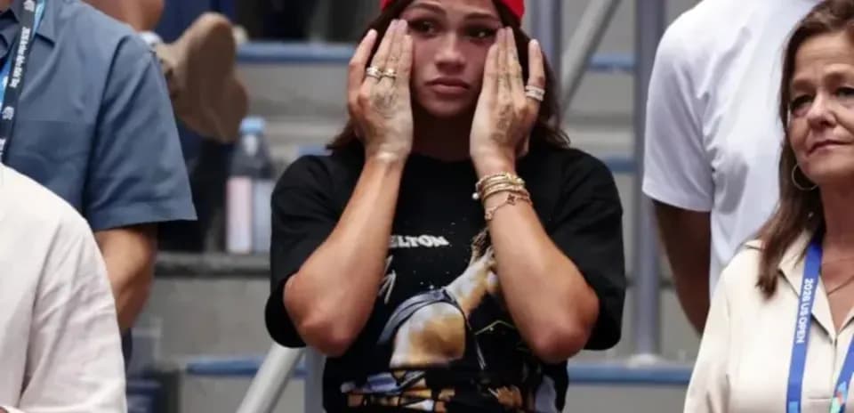 Mujer con gorra preocupada en evento deportivo