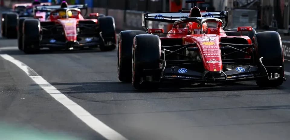 Dos coches de Ferrari en la pista durante carrera