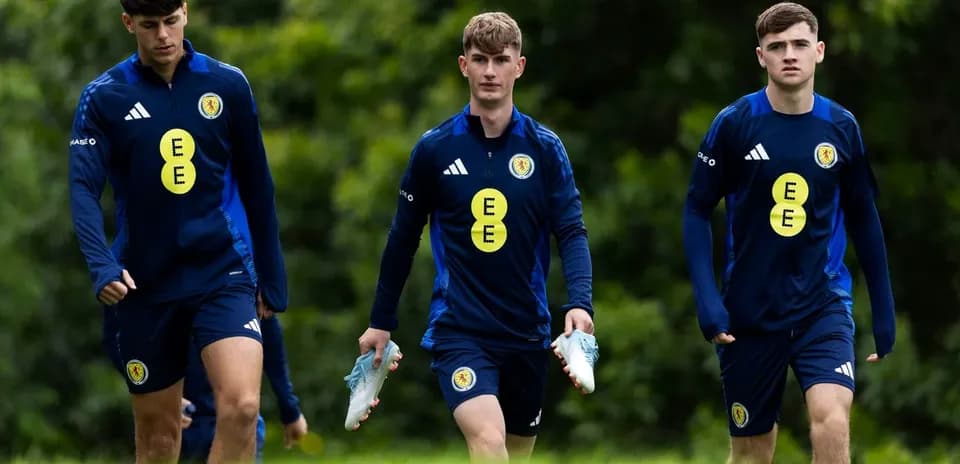 Jugadores de Escocia caminando con botas de fútbol