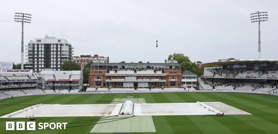 Campo de cricket en Lord's con cobertura en el terreno