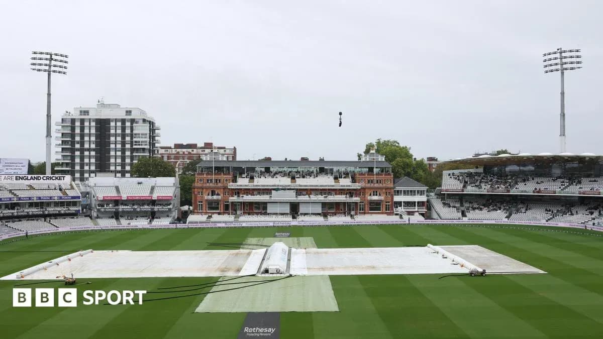 Campo de cricket en Lord's con cobertura en el terreno