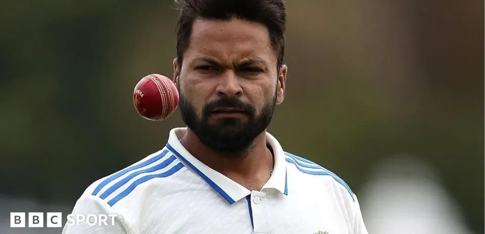 Jugador de cricket lanzando una pelota al aire