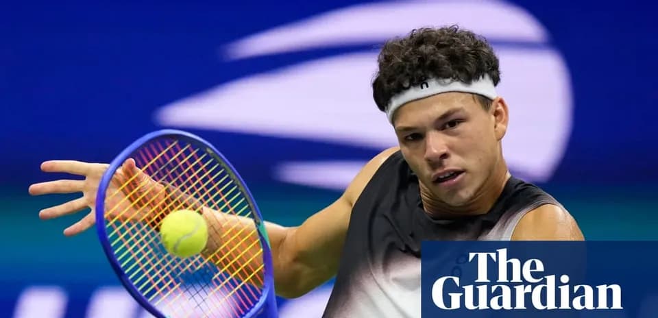 Jugador de tenis golpeando una pelota en el torneo