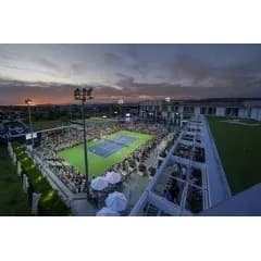 Vista panorámica de un torneo de tenis al atardecer