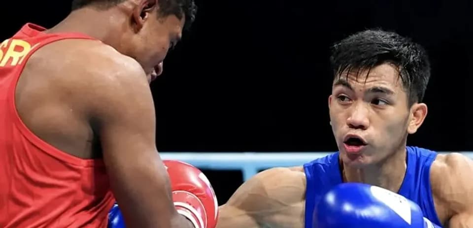 Boxeador filipino golpeando a oponente en el ring