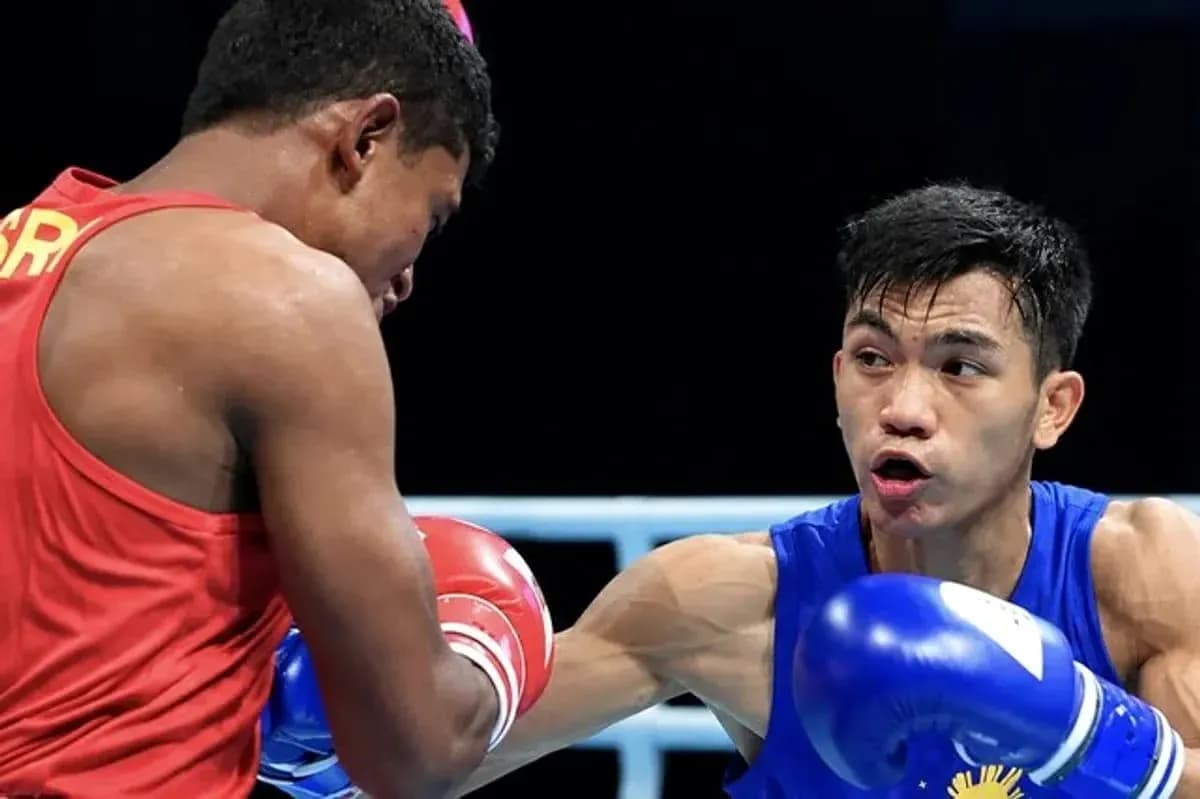 Boxeador filipino golpeando a oponente en el ring
