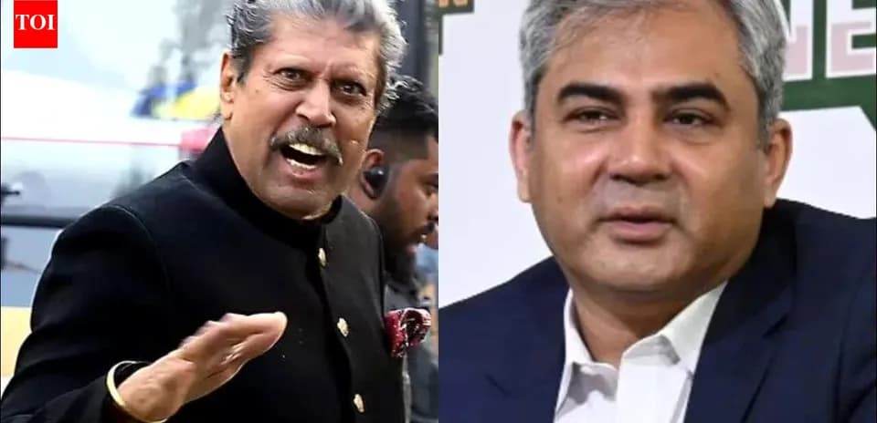 Dos hombres hablando en un evento deportivo