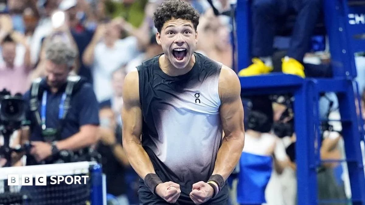 Jugador de tenis celebrando con los puños cerrados