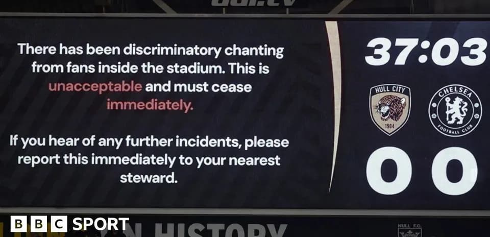 Pantalla de estadio informando sobre cánticos discriminatorios