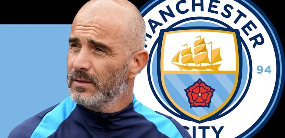 Entrenador de Manchester City con logo de fondo