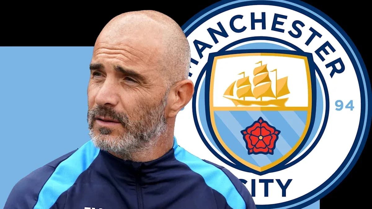 Entrenador de Manchester City con logo de fondo