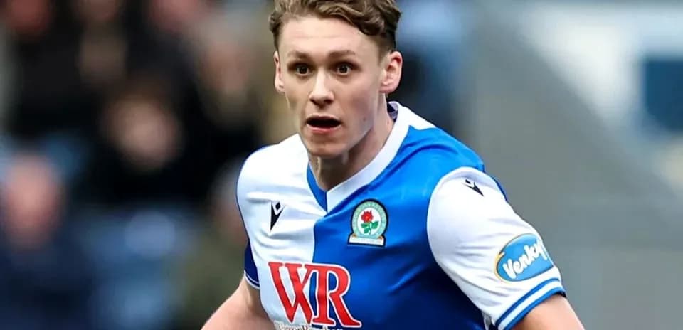 Jugador de Blackburn Rovers corriendo durante el partido
