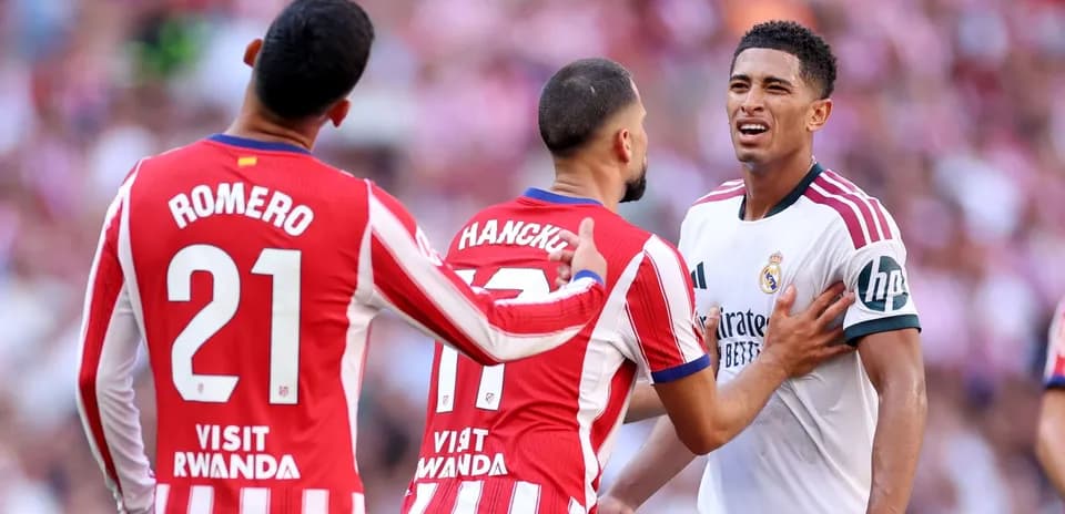 Jugadores de Atlético y Real Madrid en confrontación