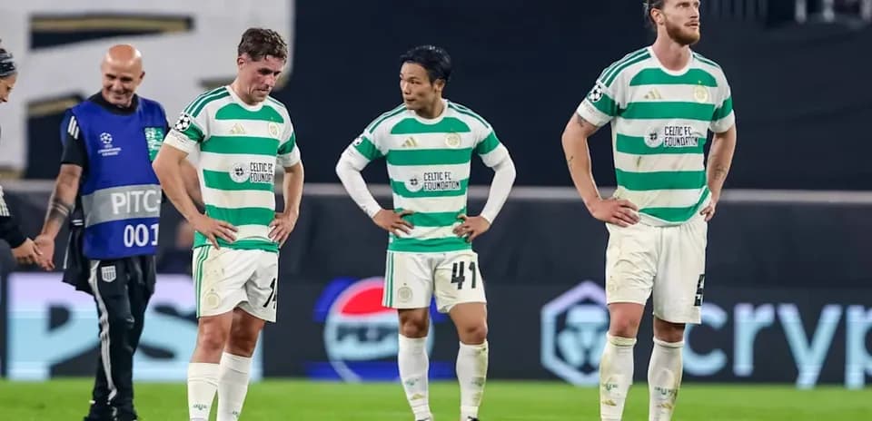 Jugadores de Celtic FC en el campo después del partido