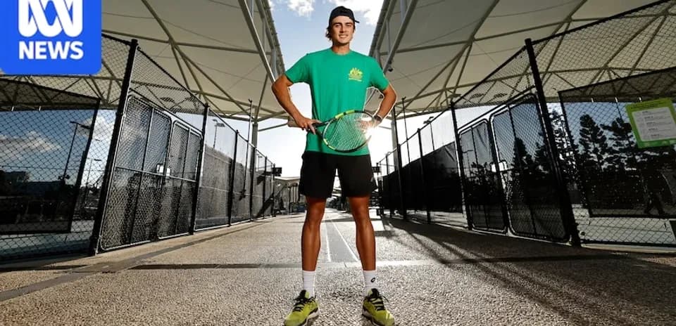 Jugador de tenis posando en la cancha al aire libre
