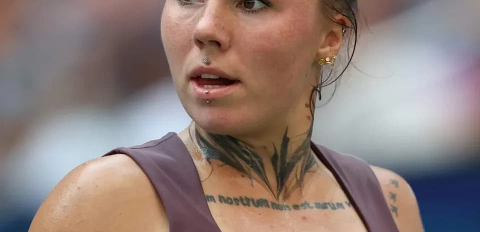 Jugadora con tatuajes y piercings durante un partido
