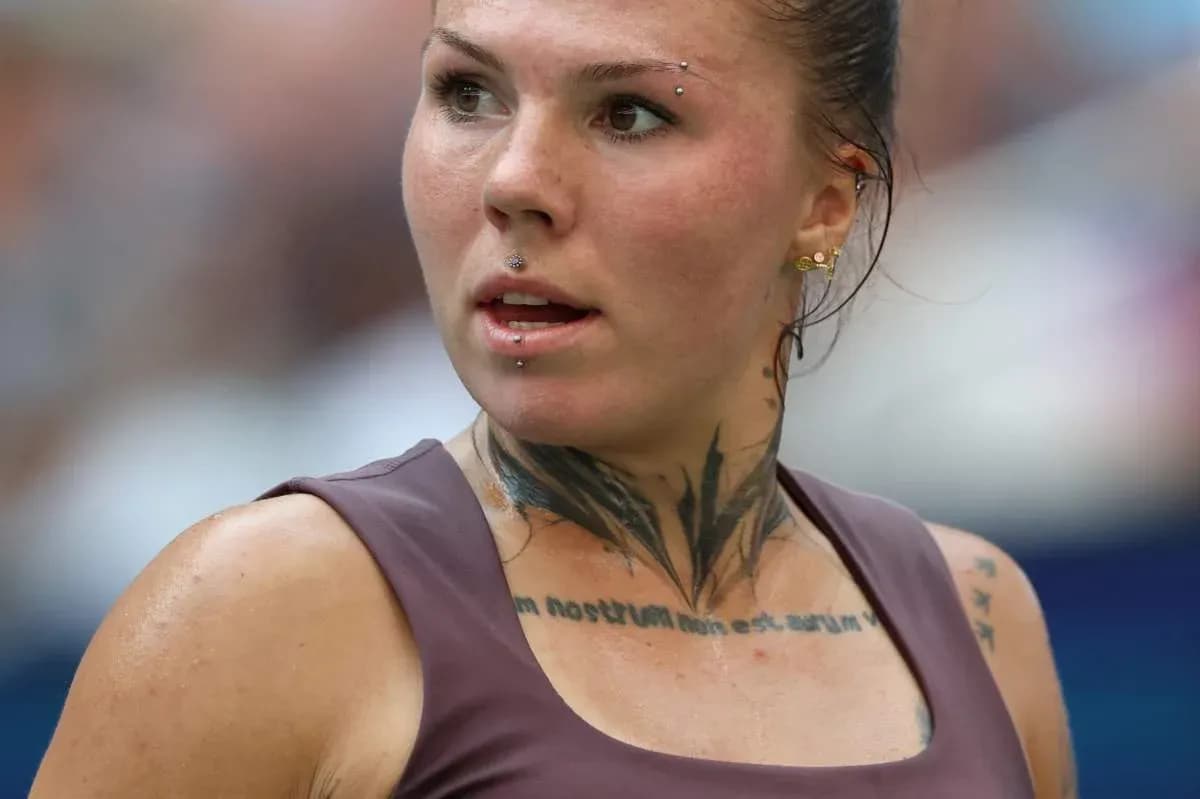 Jugadora con tatuajes y piercings durante un partido