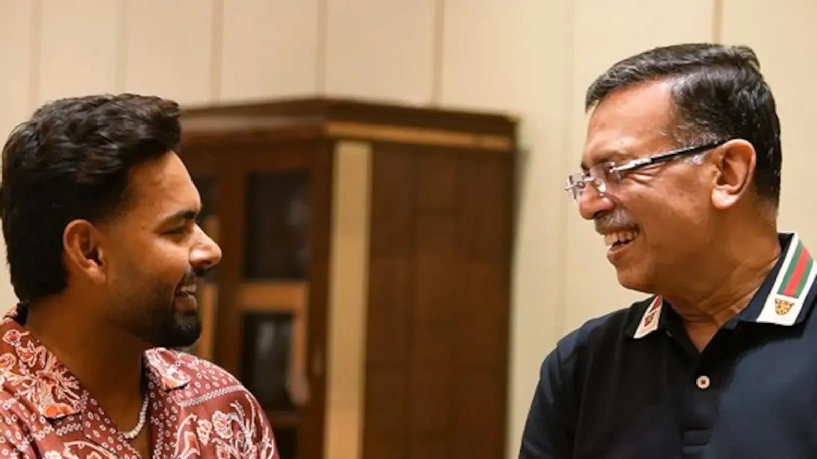 Dos hombres conversando en un ambiente interior