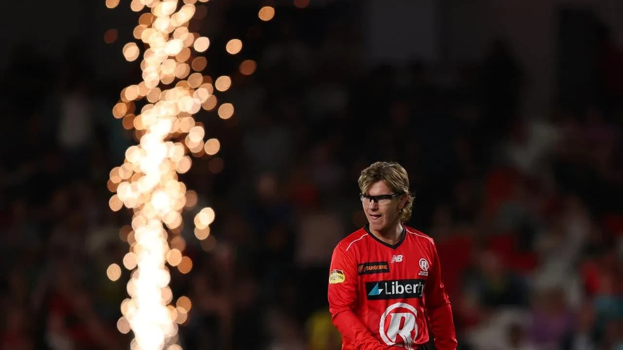 Jugador con uniforme rojo caminando entre fuegos artificiales