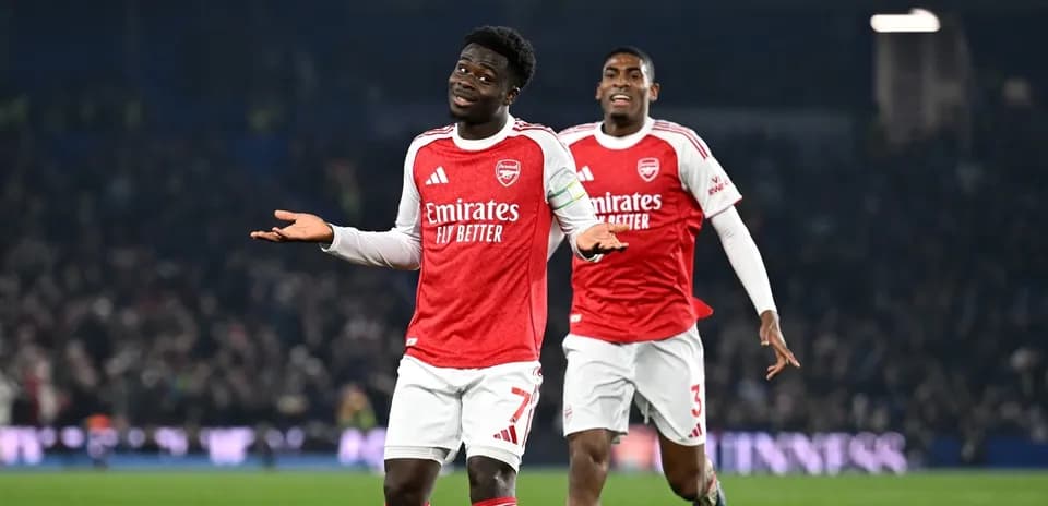 Dos jugadores de Arsenal celebrando un gol