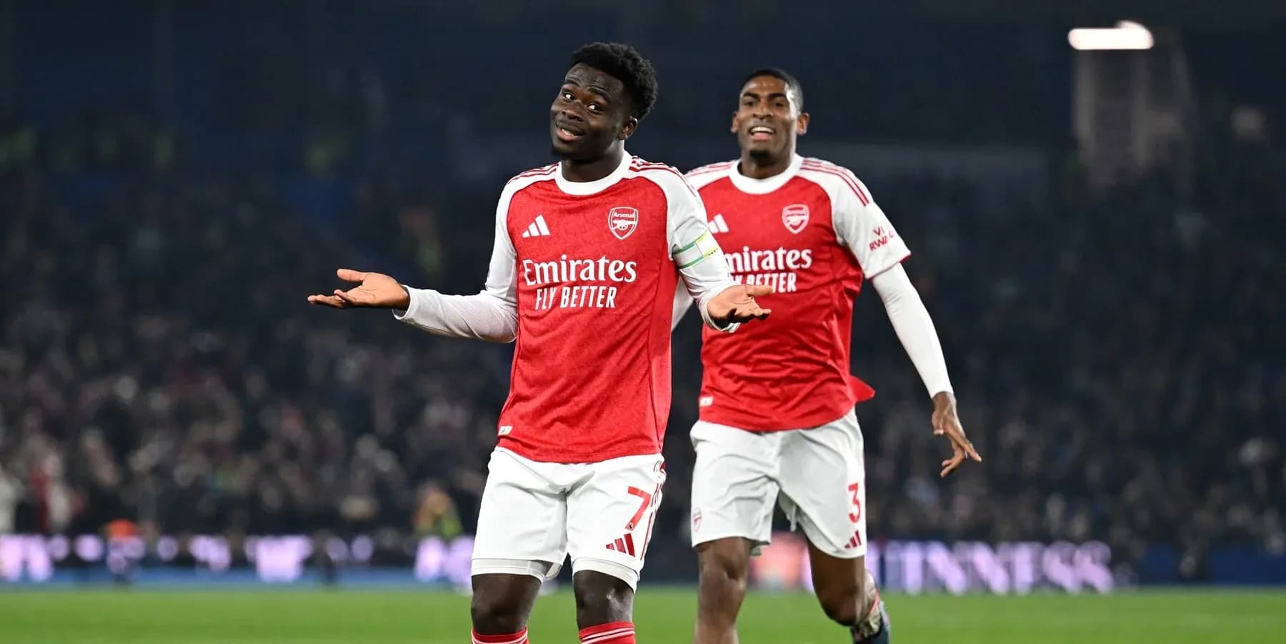 Dos jugadores de Arsenal celebrando un gol