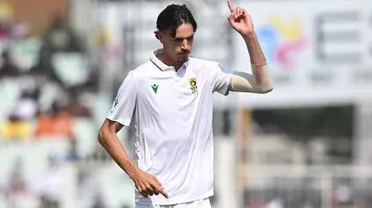 Jugador de cricket señalando tras un wicket