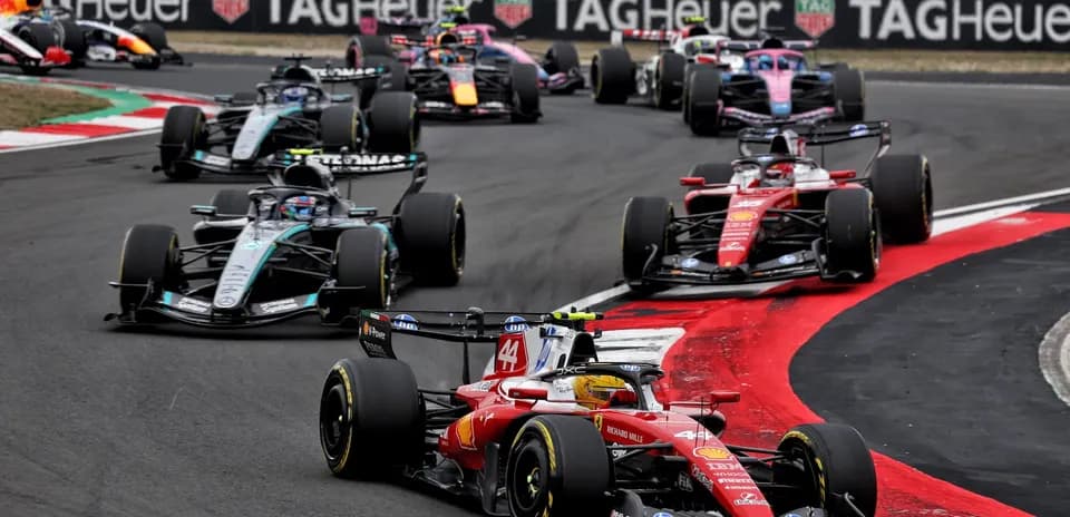 Varios coches de Fórmula 1 compitiendo en una curva
