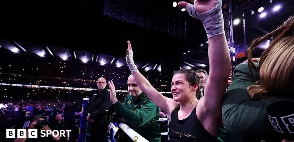 Boxeadora celebrando en el ring tras la victoria