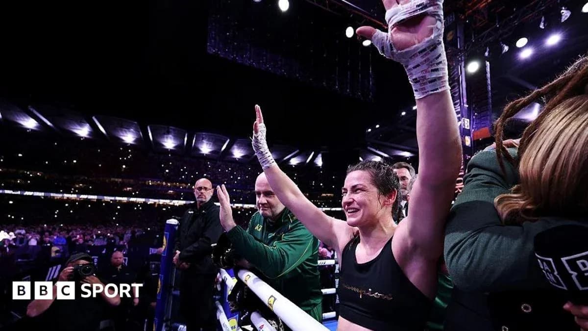 Boxeadora celebrando en el ring tras la victoria