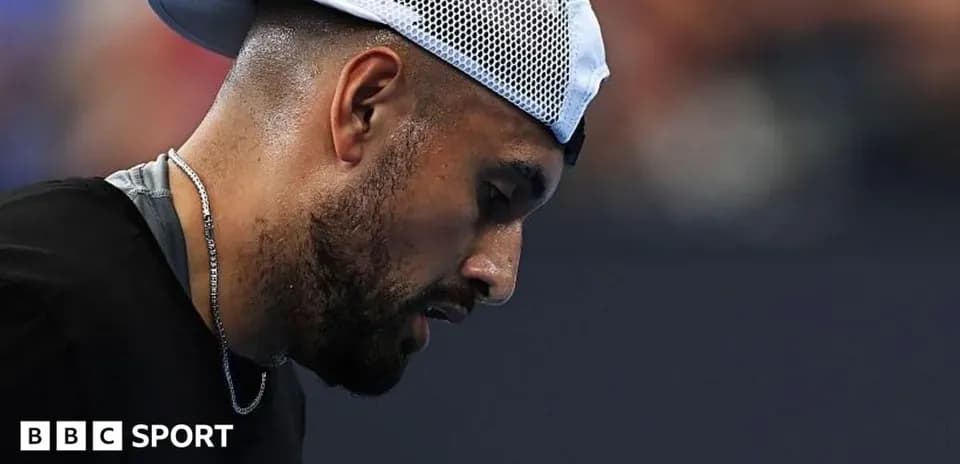Jugador de tenis mirando hacia abajo durante el partido