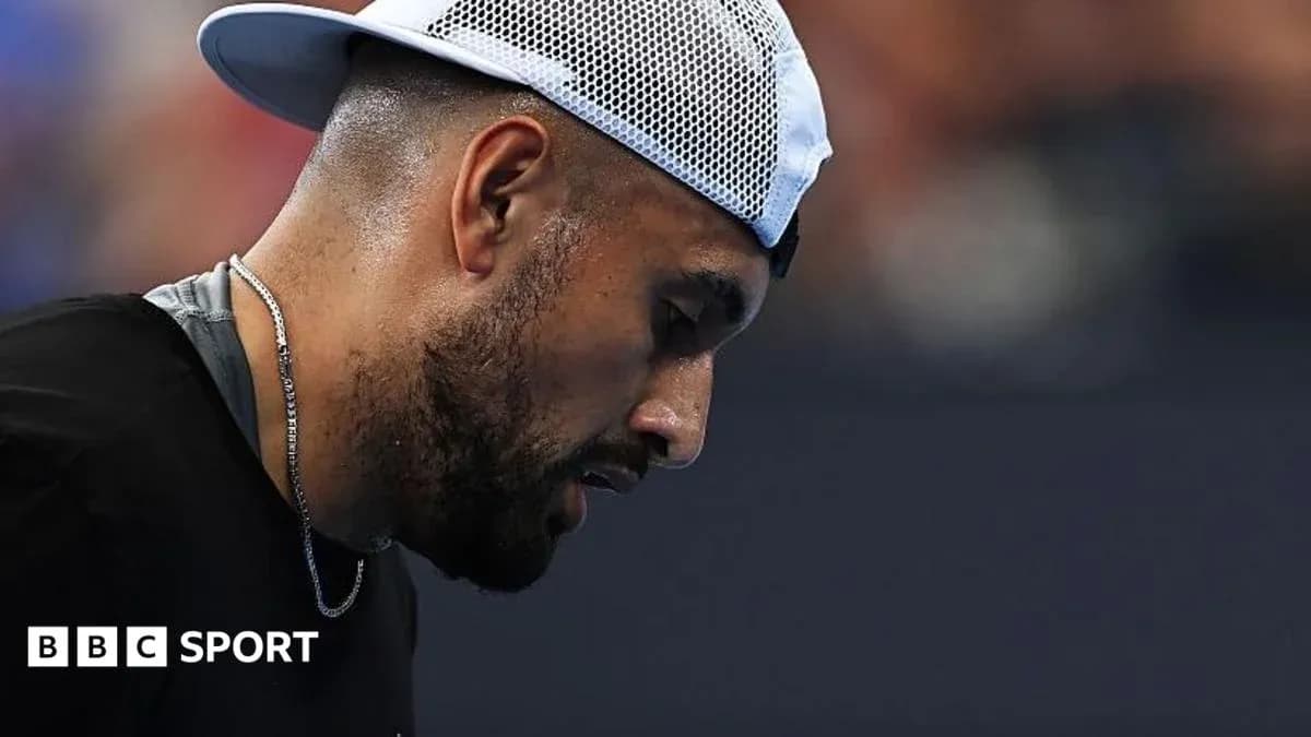 Jugador de tenis mirando hacia abajo durante el partido