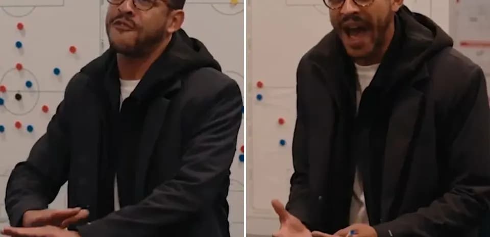 Entrenador explicando tácticas en pizarra táctica