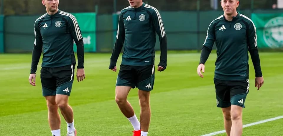 Tres jugadores caminando en el campo de entrenamiento