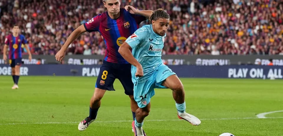 Jugador de Barcelona persigue a oponente del Athletic Club